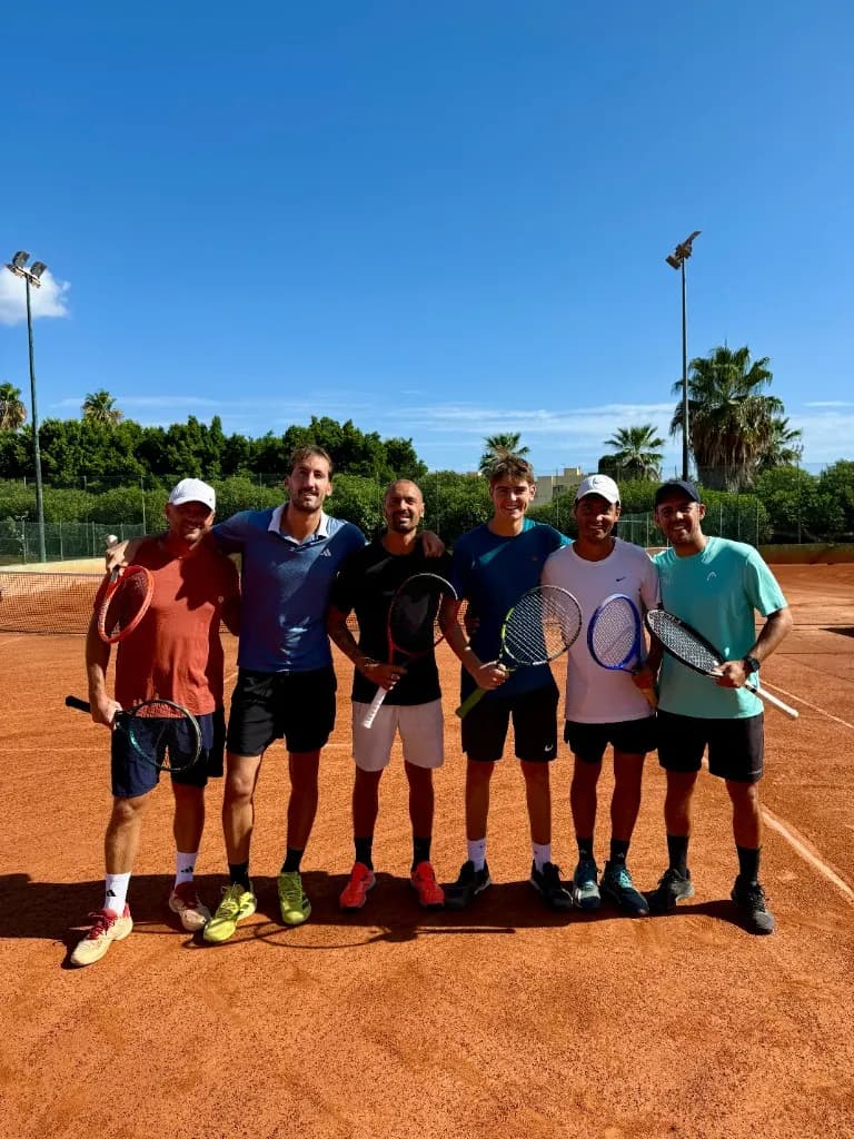 Grupo de jugadores adultos del campamento en Club Momentum